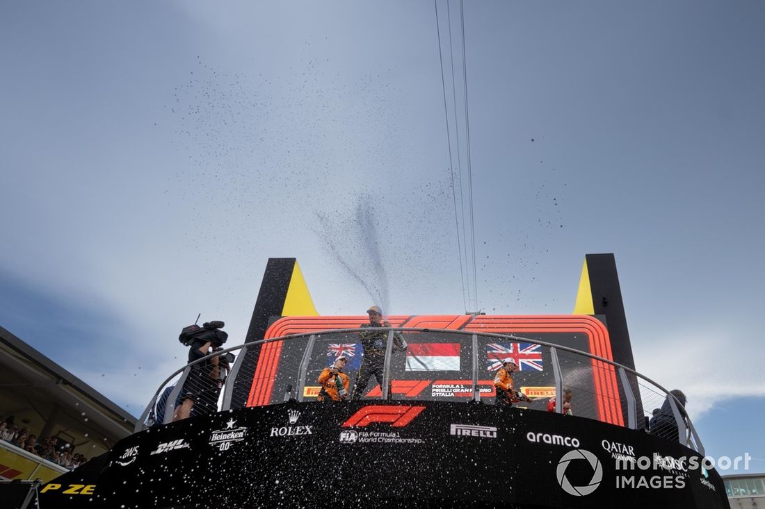 Charles Leclerc, Scuderia Ferrari, 1ª posição, borrifa champanhe do pódio