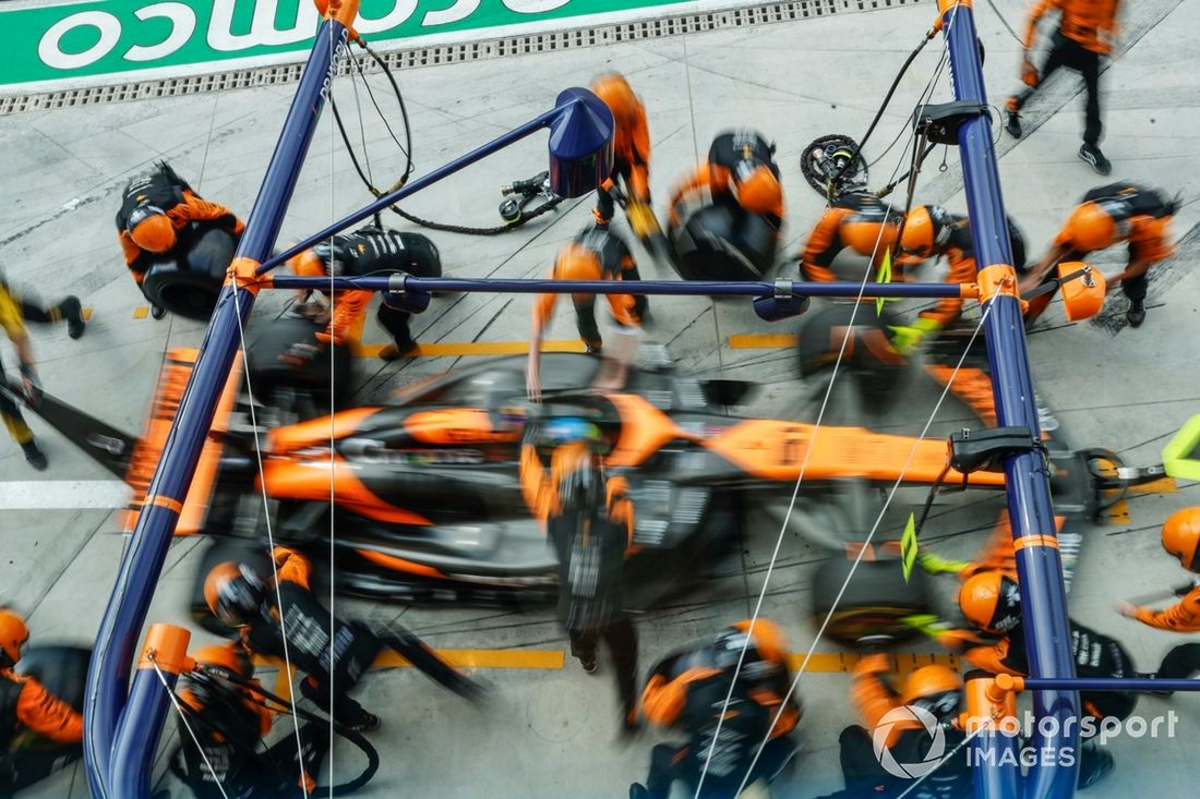 Oscar Piastri, McLaren MCL38, faz uma paragem nas boxes