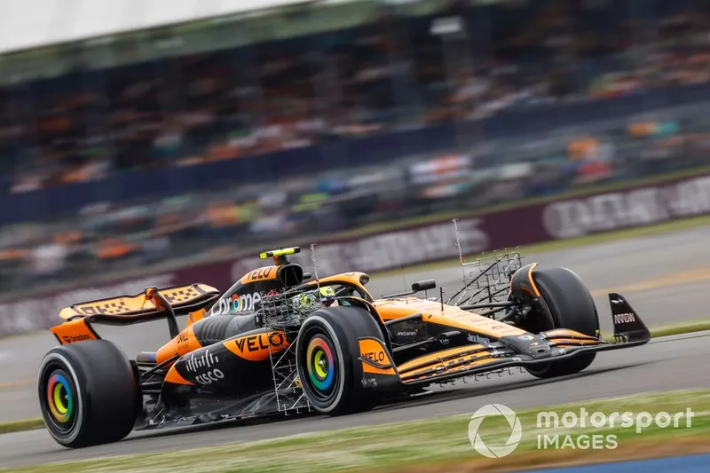 Lando Norris, McLaren MCL38, avec capteurs attachés