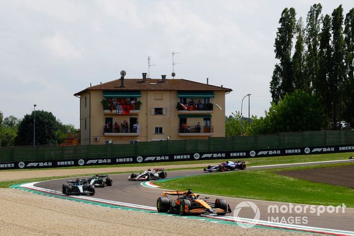 Oscar Piastri, McLaren MCL38 George Russell, Mercedes F1 W15