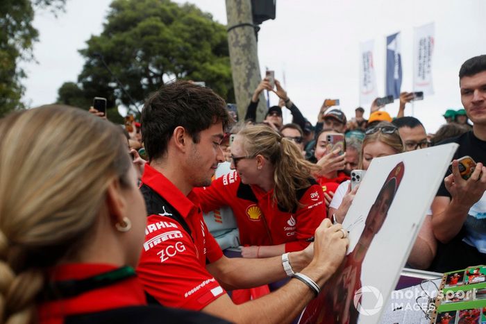 Charles Leclerc, Scuderia Ferrari, firma un autógrafo 