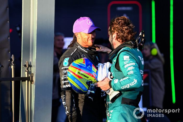 Lewis Hamilton, Mercedes-AMG, 2ª posición, Fernando Alonso, Aston Martin F1 Team, 3ª posición, se felicitan mutuamente en Parc Ferme