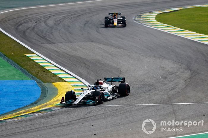 George Russell, Mercedes W13, Sergio Pérez, Red Bull Racing RB18