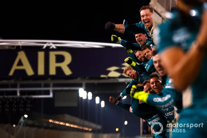El equipo Aston Martin anima desde el muro de boxes mientras Fernando Alonso, Aston Martin AMR23, 3ª posición, sube al podio.