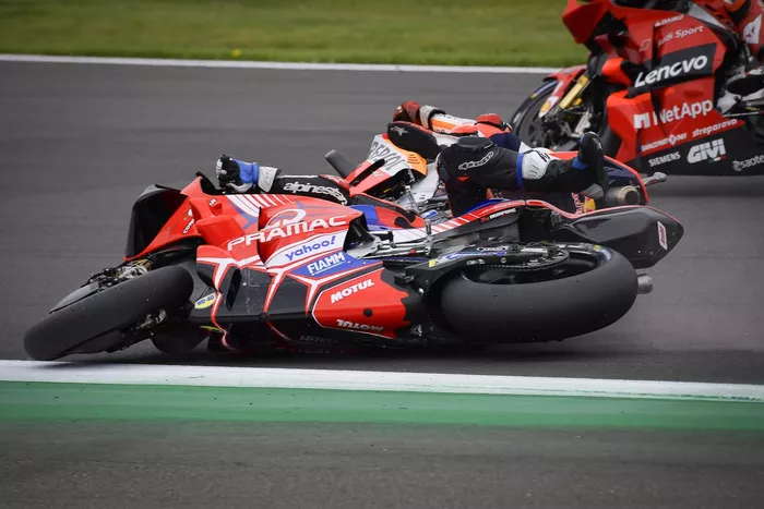 La caída de Marc Márquez, Repsol Honda Team, y Jorge Martín, Pramac Racing