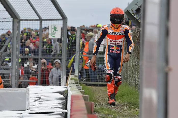 Marc Márquez, Repsol Honda Team, se cae en el GP de Gran Bretaña