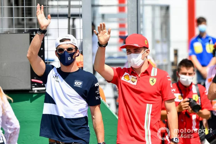 Pierre Gasly, AlphaTauri, Charles Leclerc, Ferrari en el desfile de pilotos