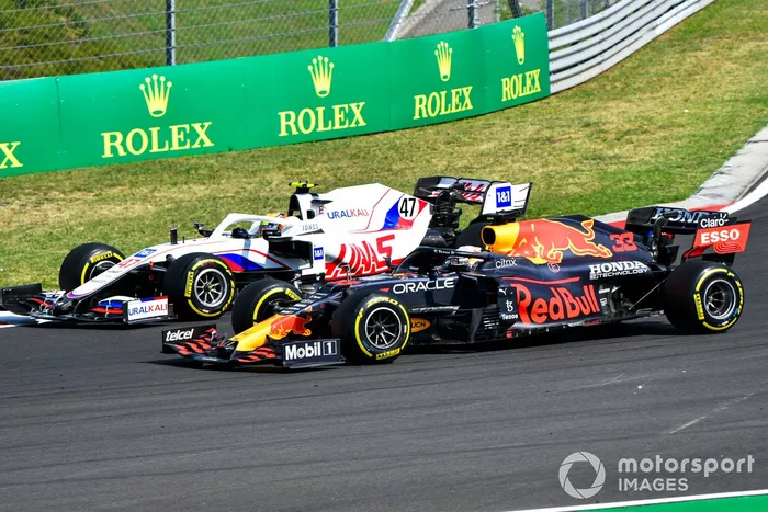Mick Schumacher, Haas VF-21, lucha con Max Verstappen, Red Bull Racing RB16B