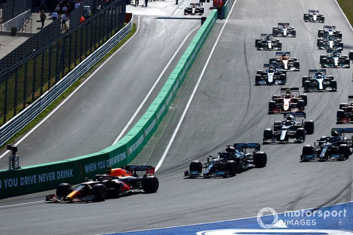 Arrancada: Max Verstappen, Red Bull Racing RB16B, Lewis Hamilton, Mercedes W12, Valtteri Bottas, Mercedes W12, Pierre Gasly, AlphaTauri AT02, Charles Leclerc, Ferrari SF21
