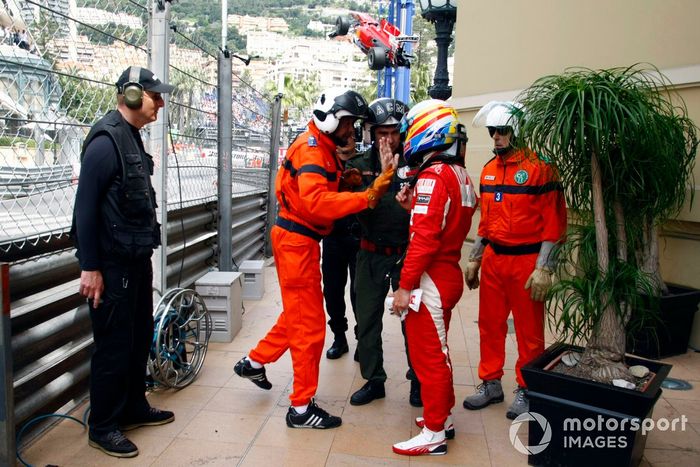 Fernando Alonso, Ferrari, con comisarios tras su accidente en Mónaco 2010