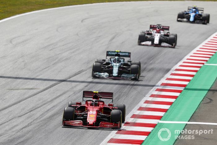 Carlos Sainz Jr., Ferrari SF21, Sebastian Vettel, Aston Martin AMR21