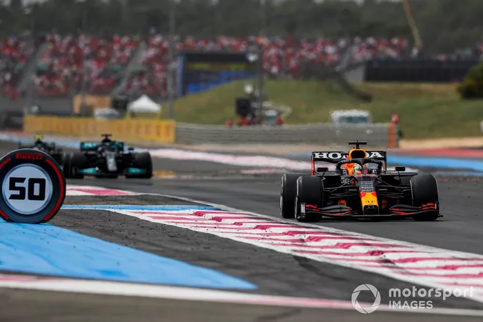 Max Verstappen, Red Bull Racing RB16B, precede Sir Lewis Hamilton, Mercedes W12