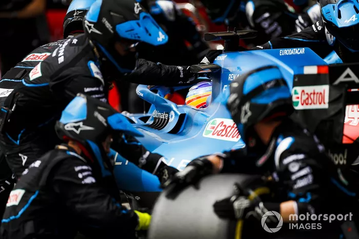 Fernando Alonso, Alpine A521, pit stop