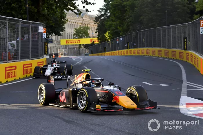 Juri Vips, Hitech Grand Prix, precede Christian Lundgaard, ART Grand Prix