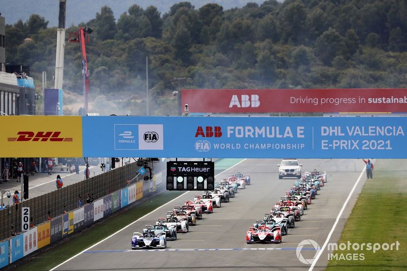 Jake Dennis, BMW i Andretti Motorsport, BMW iFE.21, Alex Lynn, Mahindra Racing, M7Electro antes de la salida