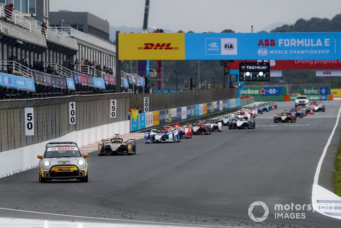 Safety Car al frente de Antonio Felix Da Costa, DS Techeetah, DS E-Tense FE21, Maximilian Gunther, BMW i Andretti Motorsport, BMW iFE.21 al inicio de la carrera