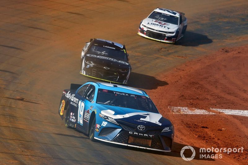 Martin Truex Jr., Joe Gibbs Racing, Toyota Camry Auto-Owners Insurance