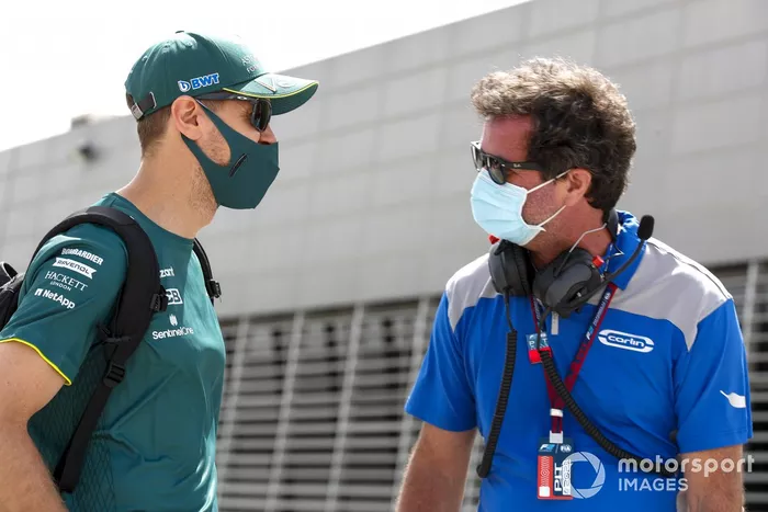 Sebastian Vettel, Aston Martin, en el paddock