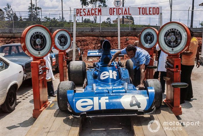 O Patrick Depailler Tyrrell 007 Ford na balança