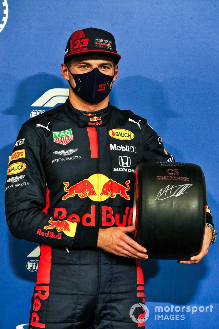 Ganador de la pole Max Verstappen, Red Bull Racing, con el premio de la Pole Position