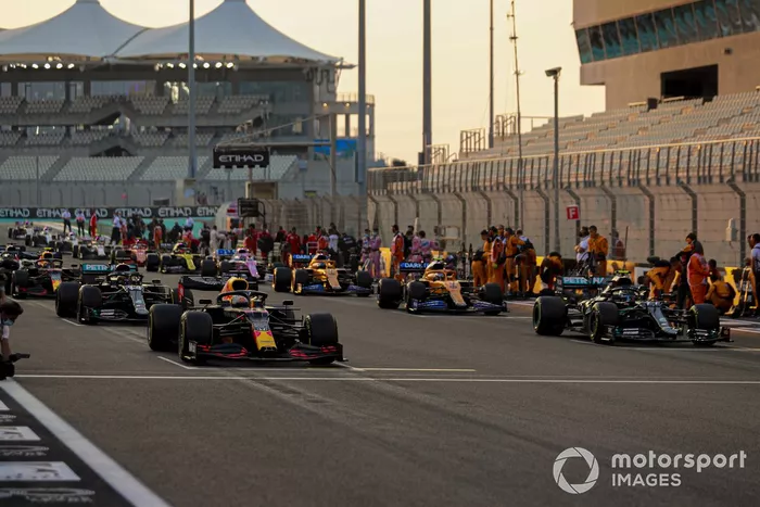 Max Verstappen, Red Bull Racing RB16, Valtteri Bottas, Mercedes F1 W11, Lewis Hamilton, Mercedes F1 W11, Lando Norris, McLaren MCL35, se preparan para liderar el campo mientras los mecánicos despejan la parrilla