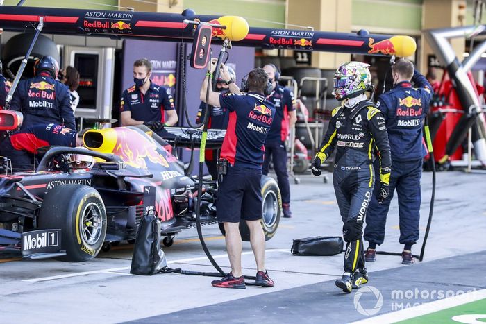 Daniel Ricciardo, Renault F1, pasa al lado de Max Verstappen, Red Bull Racing RB16, en el pitlane