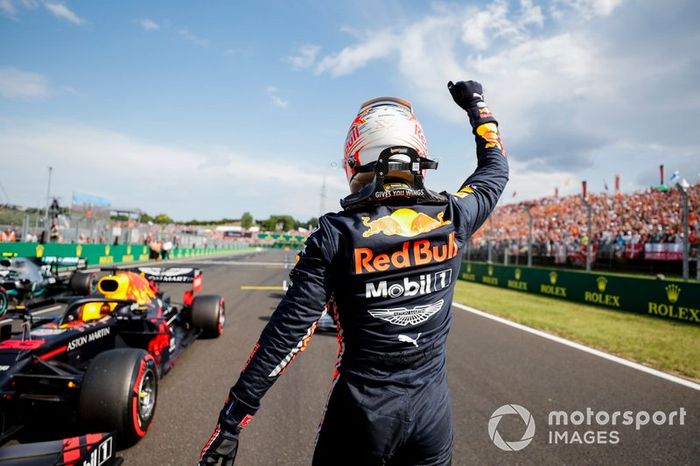 Il poleman Max Verstappen, Red Bull Racing festeggia nel parco chiuso