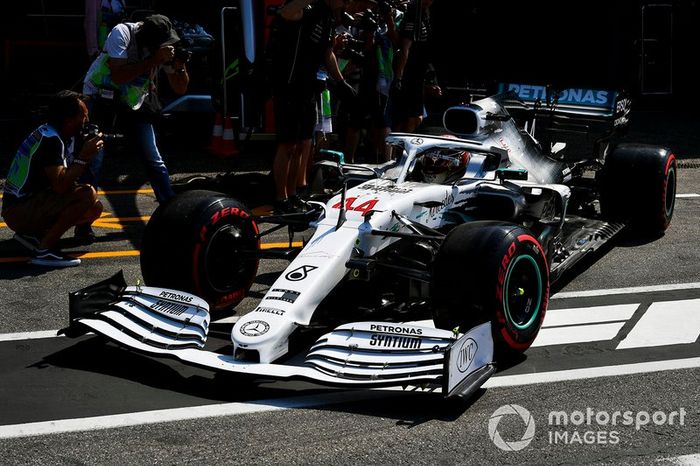 Hamilton sufre problemas con sus guantes en los libres