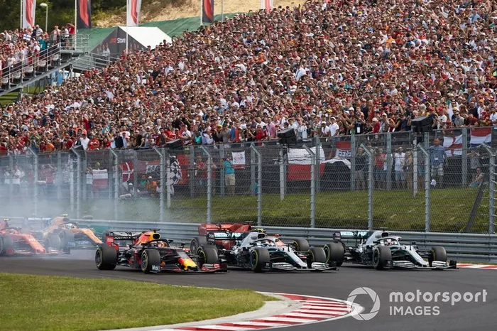 Max Verstappen, Red Bull Racing RB15, Lewis Hamilton, Mercedes AMG F1 W10, Valtteri Bottas, Mercedes AMG W10 en la arrancada