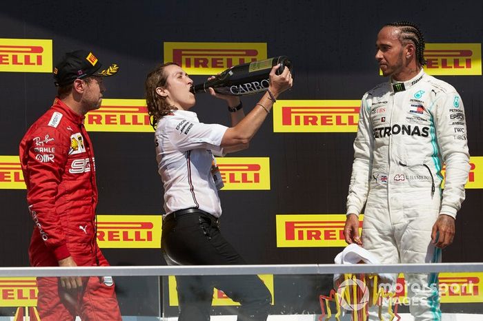 Marga Torres Díez, engenheira de motor da Mercedes, celebra o pódio do GP do Canadá de 2019 junto a Sebastian Vettel e Lewis Hamilton