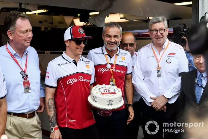 Kimi Raikkonen, Alfa Romeo Racing, se presenta con un pastel para conmemorar su carrera 300