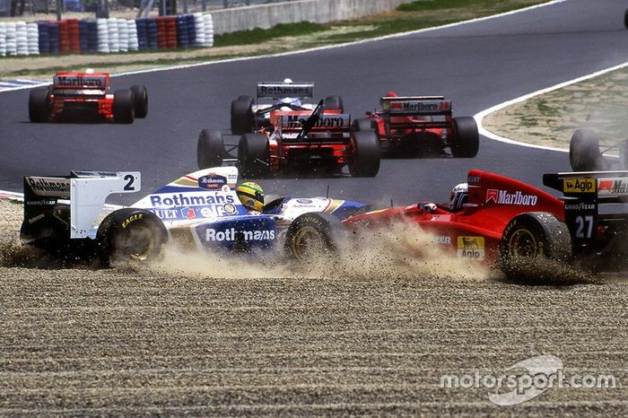 Nicola Larini, Ferrari 412T1 y Ayrton Senna, Williams FW16 en la primera curva