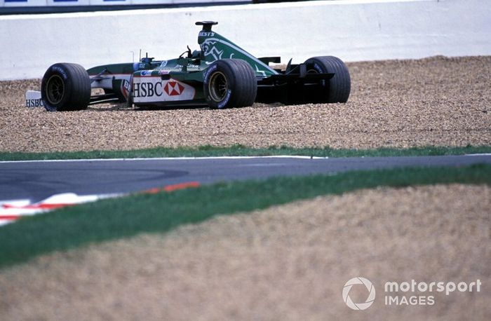 Eddie Irvine, Jaguar Cosworth R3, a perdu son aileron arrière