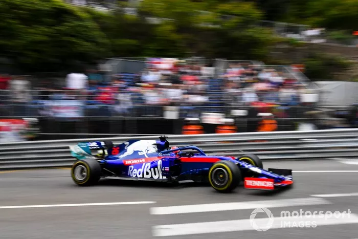 7: Daniil Kvyat, Toro Rosso STR14, 1'11.271