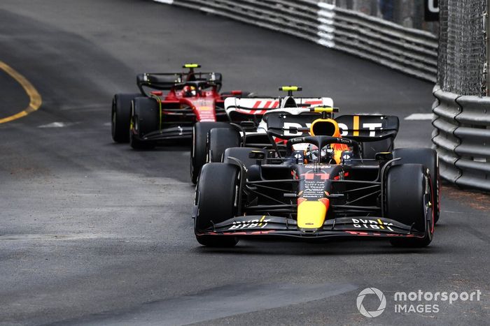 Sergio Pérez, Red Bull Racing RB18, Mick Schumacher, Haas VF-22, Carlos Sainz, Ferrari F1-75.