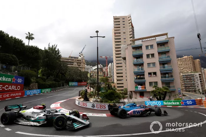 Esteban Ocon, Alpine A522, Lewis Hamilton, Mercedes W13
