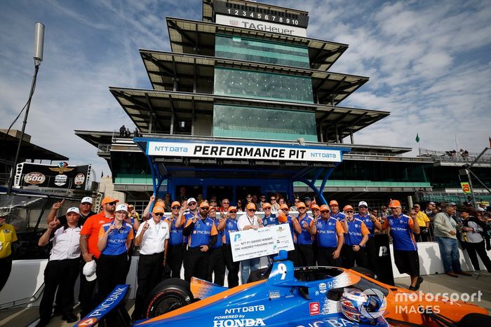 El ganador de la pole, Scott Dixon, Chip Ganassi Racing Honda, celebra su premio a la pole con su equipo y los invitados de NTT