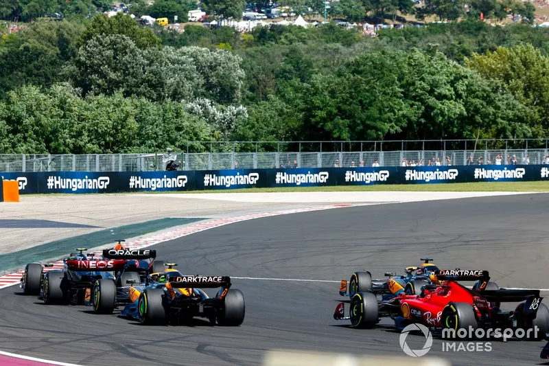 Max Verstappen, Red Bull Racing RB19, Lewis Hamilton, Mercedes F1 W14, Lando Norris, McLaren MCL60, Oscar Piastri, McLaren MCL60, alla partenza