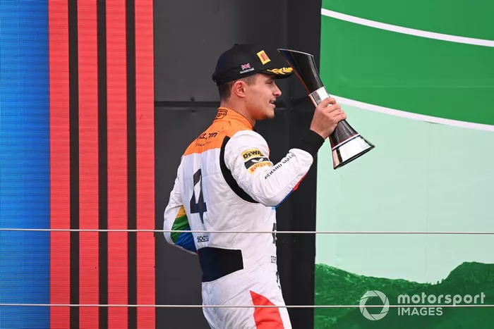 Lando Norris, McLaren, 2ª posición, abandona el podio con su trofeo y Champagne