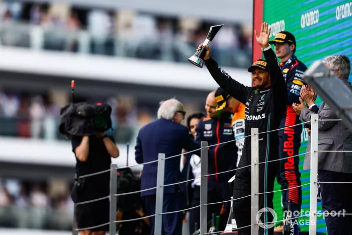 Lewis Hamilton, Mercedes-AMG, 3ª posición, en el podio con su trofeo