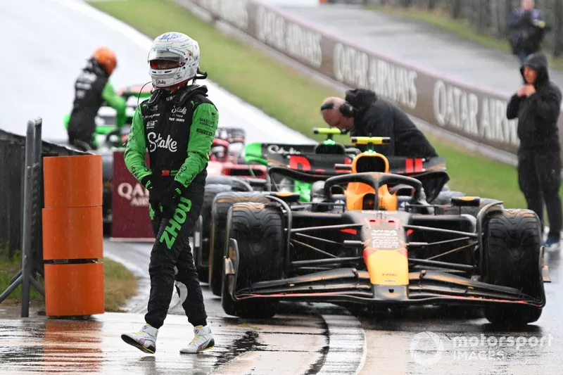 Zhou Guanyu, Stake F1 Team Kick Sauber, au Parc Ferme après la qualification du sprint