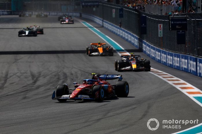 Carlos Sainz, Ferrari SF-24, Sergio Pérez, Red Bull Racing RB20, Lando Norris, McLaren MCL38