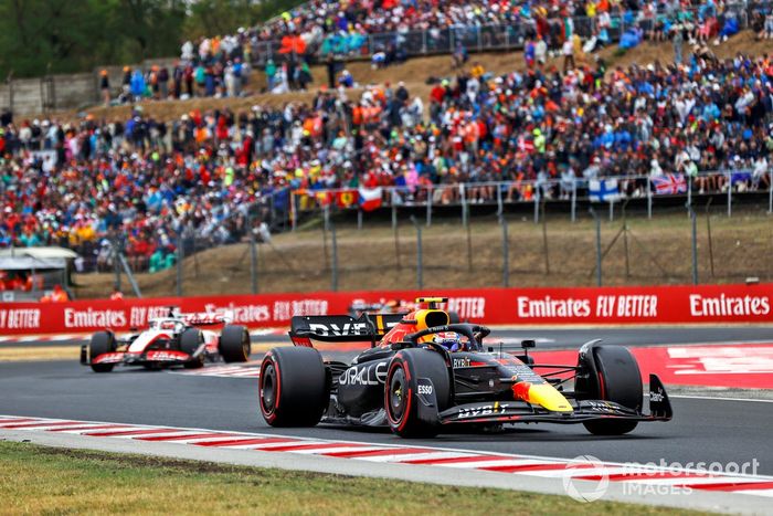 Sergio Pérez, Red Bull Racing RB18, Kevin Magnussen, Haas VF-22