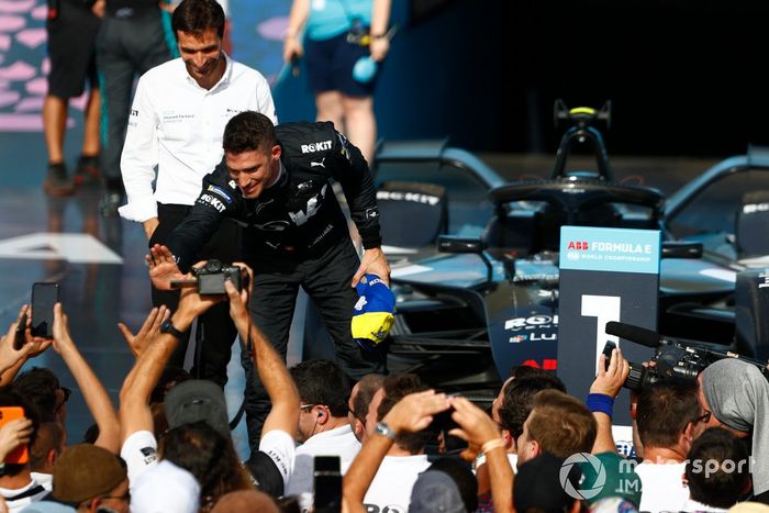 El ganador de la carrera, Edoardo Mortara, Venturi Racing, celebra en el podio