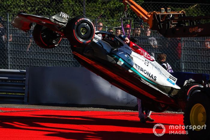 Los oficiales de pista retiran el coche dañado de George Russell, Mercedes W13, tras un accidente en la Q3