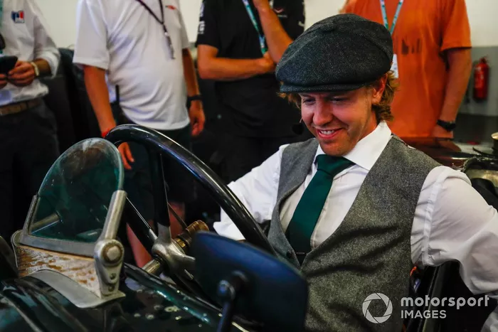 Sebastian Vettel, Aston Martin, se prepara para conducir el Aston Martin Green Pea TT1 de 1922