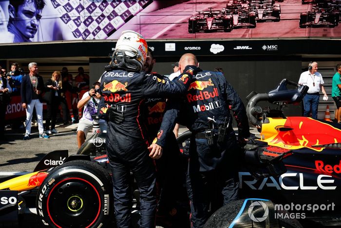 Max Verstappen, Red Bull Racing, 1ª posición, celebra con sus compañeros de equipo en el Parc Ferme