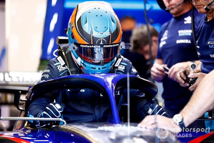 Nyck de Vries, Williams FW44, se sube al coche