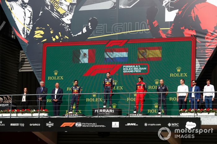 Podio: segundo lugar Sergio Pérez, Red Bull Racing, ganador Max Verstappen, Red Bull Racing, tercer lugar Carlos Sainz, Ferrari