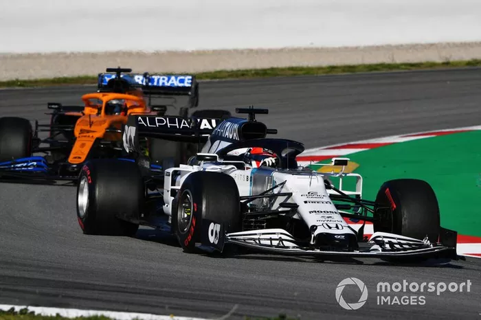 Daniil Kvyat, AlphaTauri AT01, y Carlos Sainz Jr., McLaren MCL35
